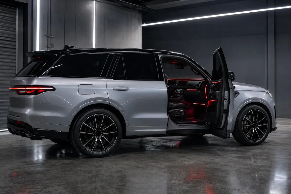 SUV gris avec portière ouverte dans un atelier automobile