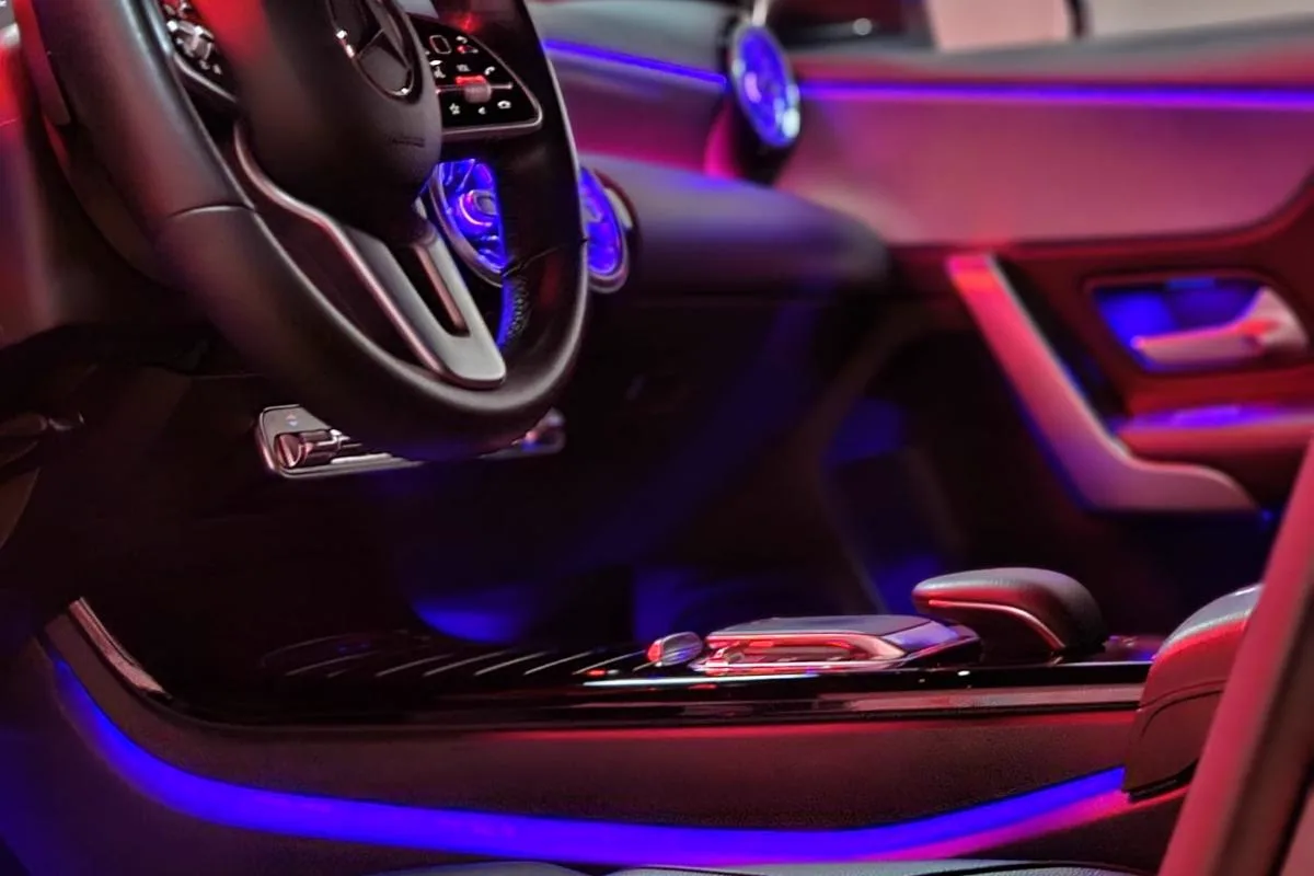 Éclairage d’ambiance bleu et rouge sur le tableau de bord d’une Mercedes