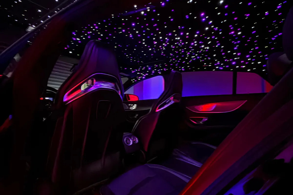 Ciel étoilé multicolore installé à l’arrière d’une berline Mercedes