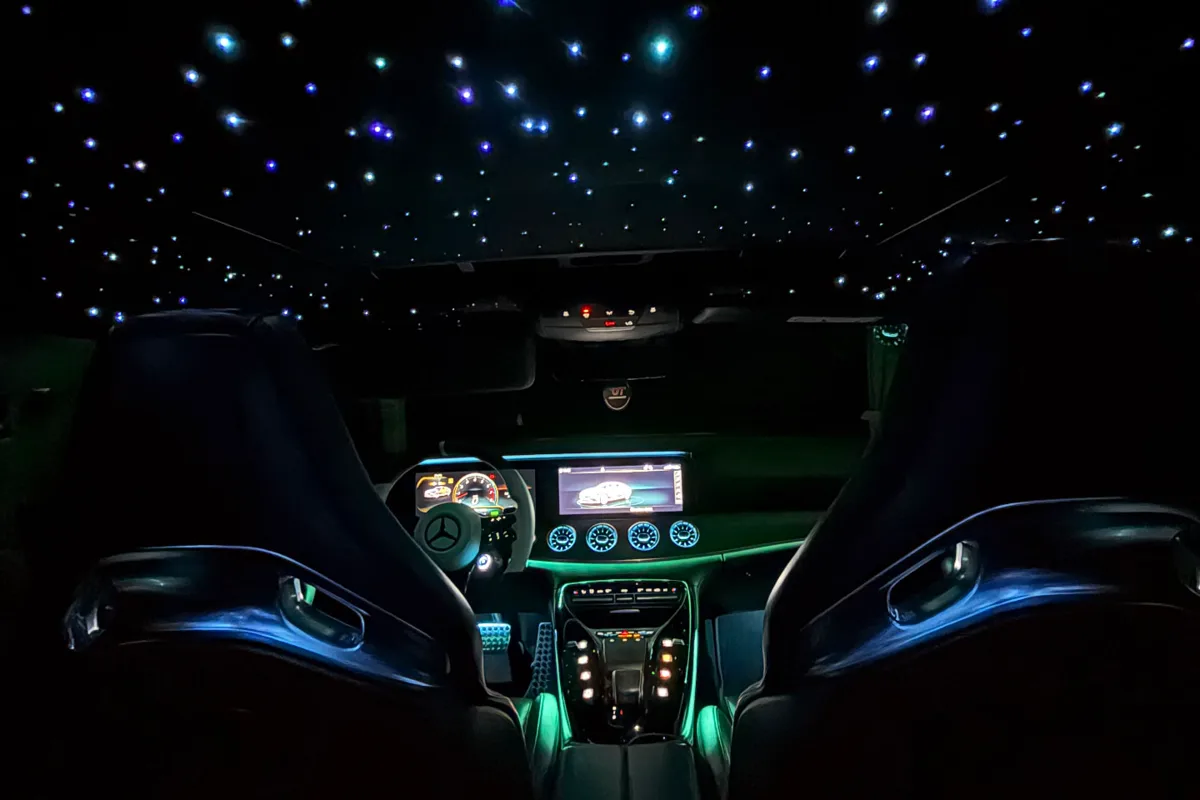 Ciel étoilé bleu et éclairage d’ambiance vert vus depuis la banquette arrière