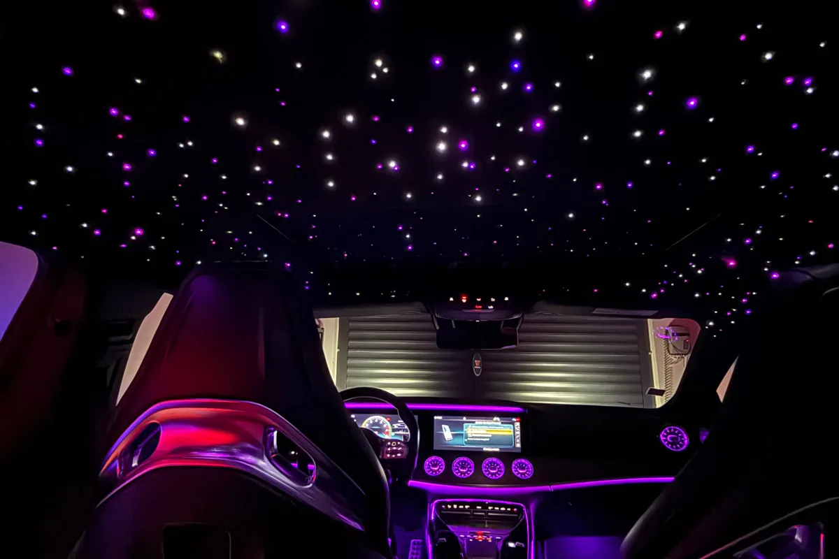 Ciel étoilé violet et éclairage d’ambiance mauve dans un habitacle Mercedes