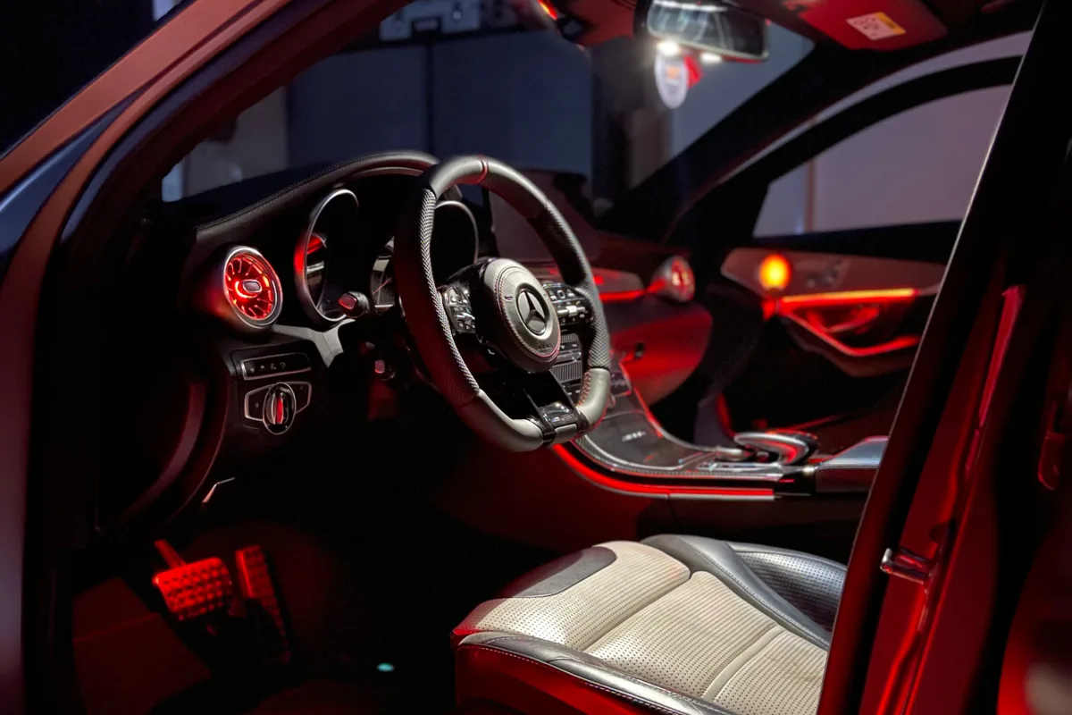 Intérieur Mercedes AMG avec éclairage d’ambiance rouge et ciel étoilé au plafond