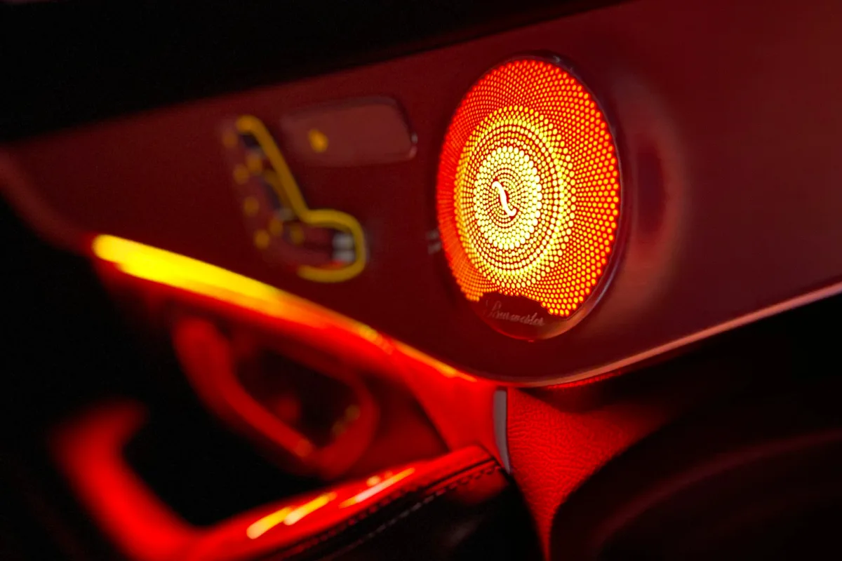 Éclairage d’ambiance rouge sur le contre-porte et le haut-parleur Burmester