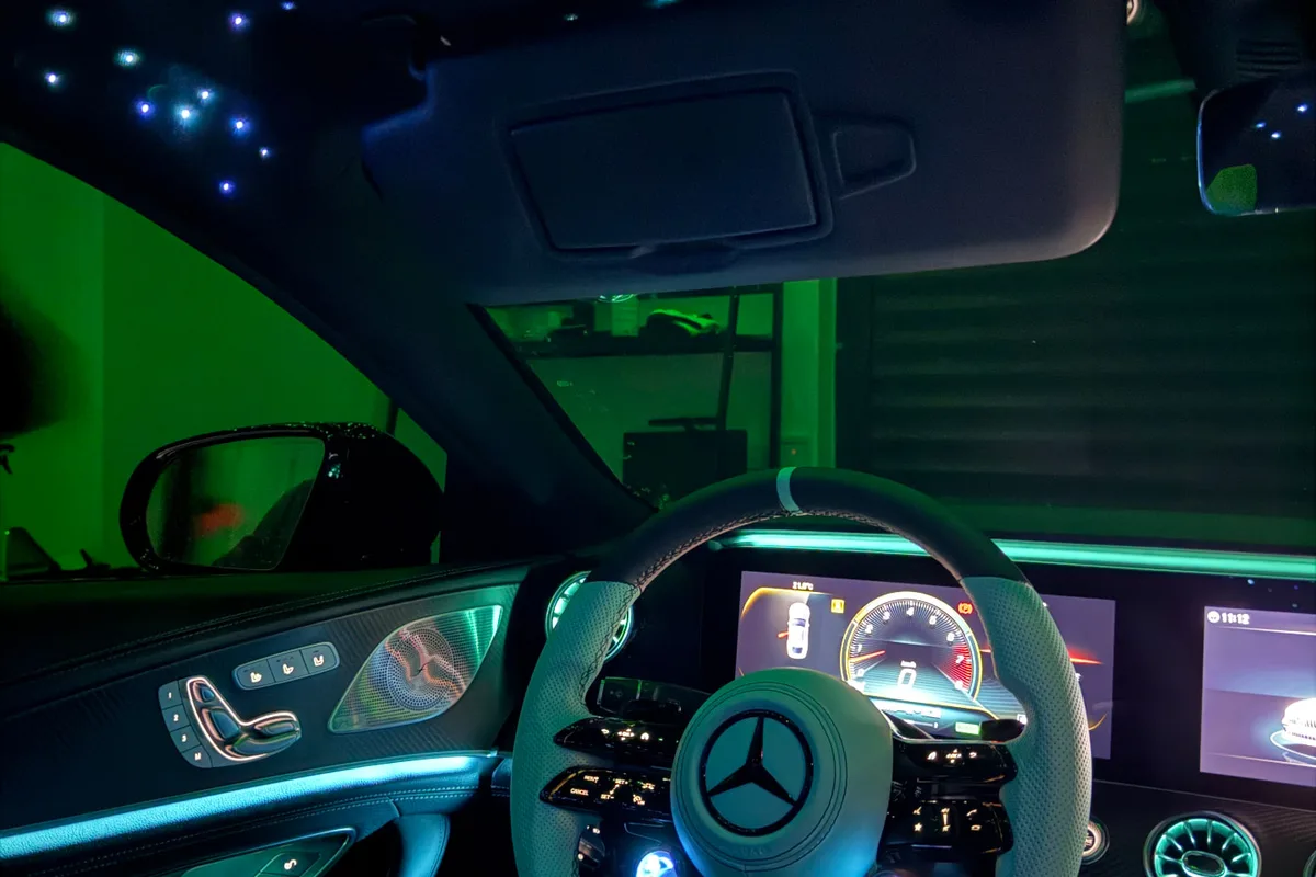 Ciel étoilé blanc et éclairage d’ambiance vert dans un cockpit Mercedes-AMG GT