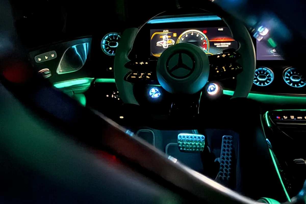 Éclairage d’ambiance vert autour du volant et du tableau de bord d’une Mercedes-AMG
